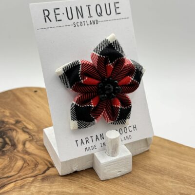 Tartan flower shaped brooch &#8211; red &#038; black